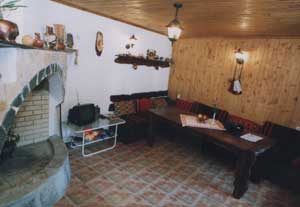 à côté du foyer
